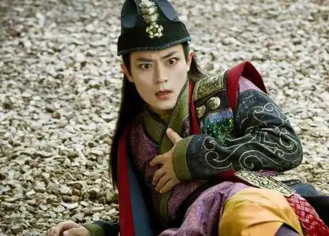 男星烟熏妆古装造型,张彬彬帅气,马可妖孽,但都不及他惊艳
