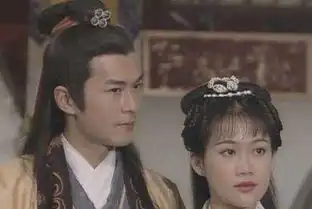 古典美人梁小冰,虽然塌鼻梁大圆脸,但是古装照却美得很舒服