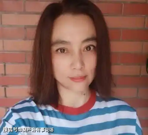 56岁李玲玉罕见晒照,颜值下跌成普通女人,打扮普通却很优雅啊