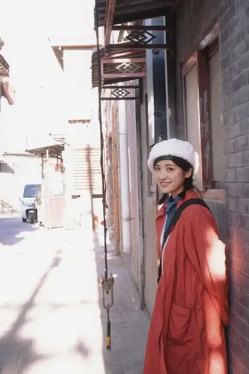 组图沈月晒胡同精美写真十二宫格穿红衣戴白色贝雷帽元气满满