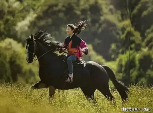 花木兰曝剧照,刘亦菲骑马挥枪,英姿潇洒帅