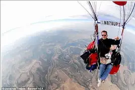 美国男子上演真人版飞屋环游记