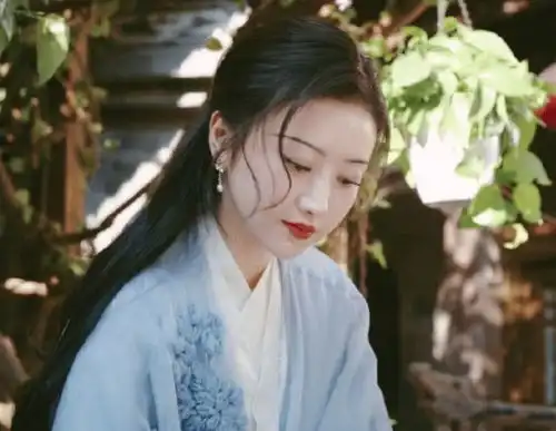 32岁景甜现实中长相如何失去了司藤滤镜,直播生图成焦点