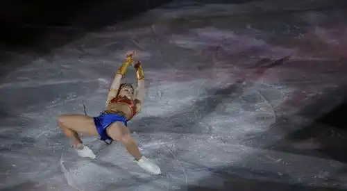 蟹步阿拉丁神灯神奇女侠服特鲁索娃在北京放飞自我,莎莎真美