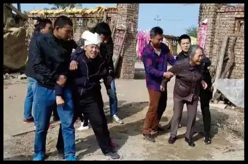 战狼2开头令人心碎的老母亲,竟然是河神里的神婆