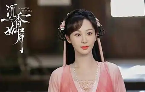 杨紫晒给沉香如屑配音照,忘记取掉帽子纸壳,眼眶含泪
