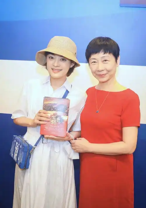 孙俪孙茜为甄嬛传编剧王小平新书签售站台,娘娘变迷妹求签名
