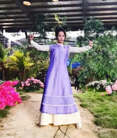 十穿九崩塌的紫外光色火了港真,你觉得鹿晗关晓彤热巴到底谁能hold住