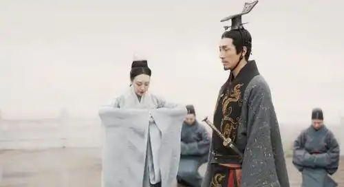 吕不韦离开咸阳时,嬴政一个不起眼的小动作,揭露两人真实关系
