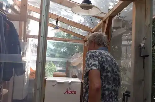 一位60岁大爷买下18㎡蜗居,独居5年的日子很松弛,网友也是服