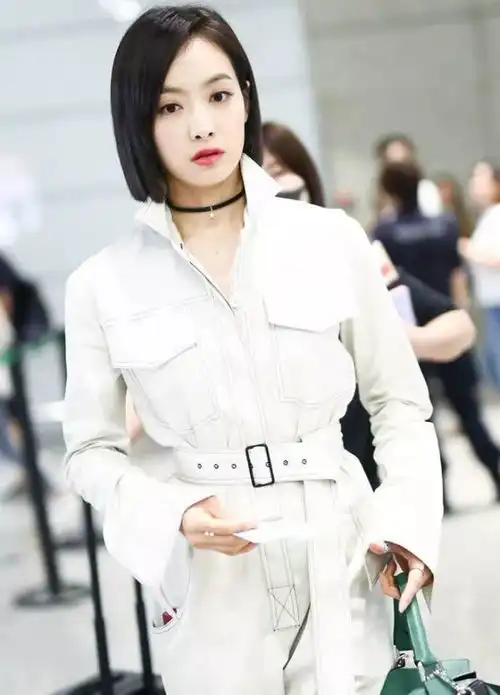 这次我们跟宋茜刘昊然唐艺昕李纯一起去了个神秘的红色工厂