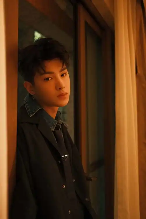 打歌找小贾,舞台不会垮黄明昊今日宇宙打歌中心剧照公开
