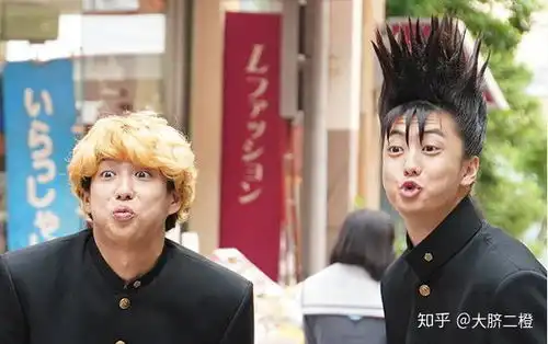 如何看待丁真被曝抽烟后,网友对其评价近乎一面倒是他不该抽烟,还是不该被捧红