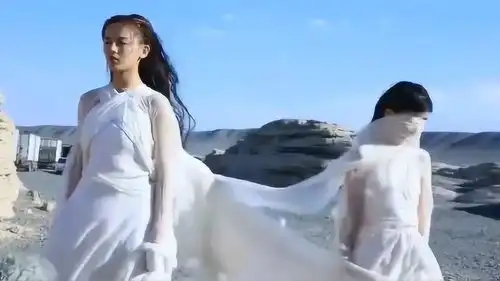 将夜2拍摄片花,宋伊人被杨超越的裙子拍脸了好搞笑
