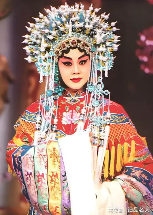 京剧名家董翠娜幼年丧父,再婚嫁给大自己15岁的丈夫幸福吗
