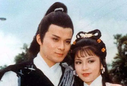 大男子主义又愚忠愚孝的郭靖,黄蓉为什么会嫁给他
