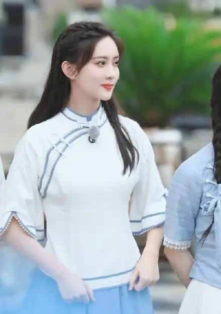 同是民国学生造型,当26岁孟子义遇上29岁杨紫,风格差距太明显