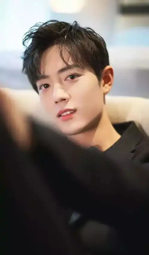 由设计师转型成边缘艺人,28岁才火,肖战豪无偶像包袱
