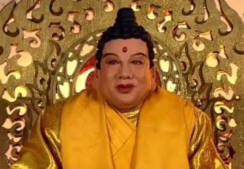 他扮演了西游记如来佛,去泰国旅游买纪念品,却发现佛像是自己