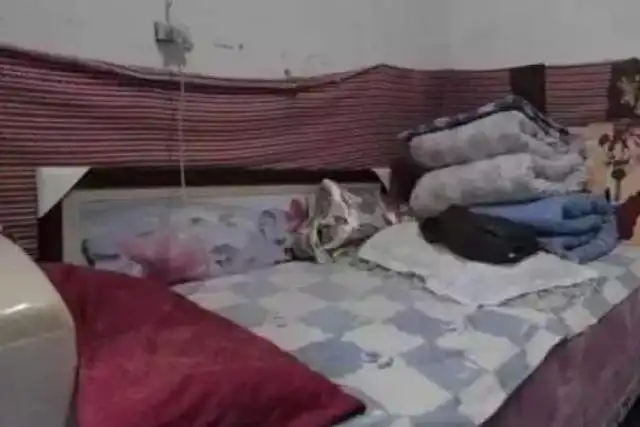 一家五口蜗居40平米夹缝学区房,没厕所,夫妻俩长期分开睡