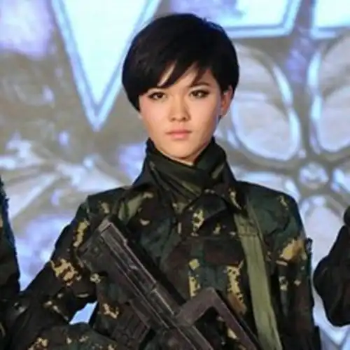 刚出道就演女主角,和迪丽热巴是挚友,才23岁就把自己嫁了出去
