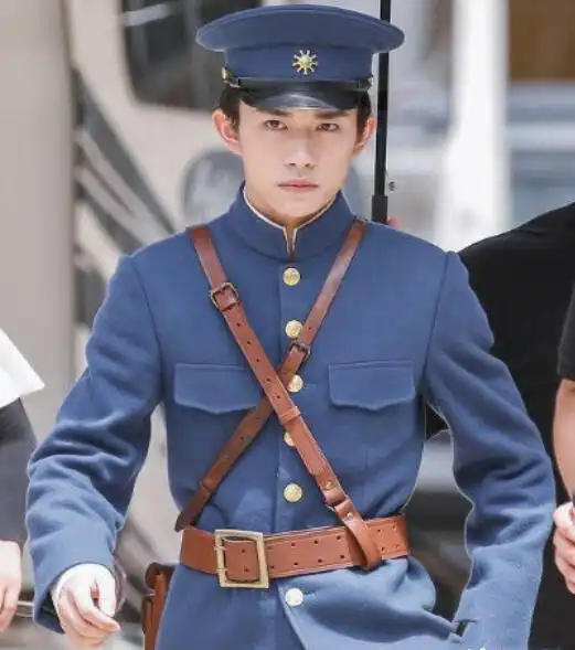 易烊千玺长津湖路透,大冷天在剧组吃汤圆,耳朵冻得通红惹人心疼