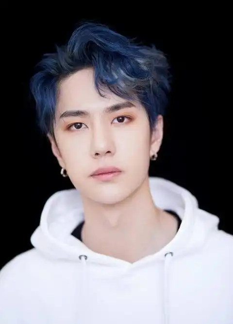 打脸王一博到长沙录天天脸对比超小,包裹严实眼睛偷瞄可爱
