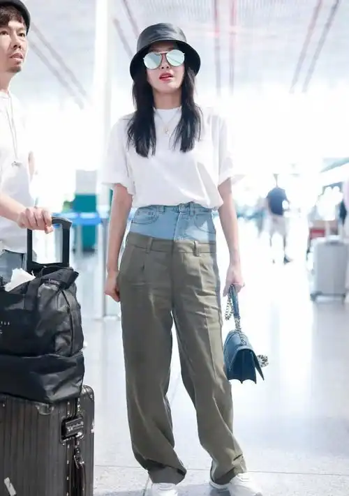 秦岚穿了牛仔裤嫌不够,还穿了条西裤,这波操作666