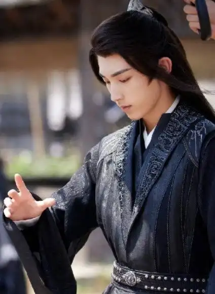 鞠婧祎郭俊辰新剧花戎杀青