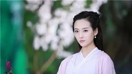 吴谨言的同学,坏女人专业户,出演如懿传走红但却被骂惨了
