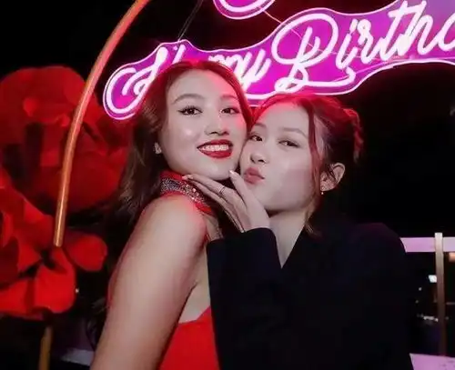 任达华一家马尔代夫度假18岁女儿身材火辣,成熟美艳长腿吸睛
