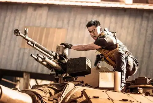 相比于吴京战狼2,32年前李连杰导演这部战狼片更燃
