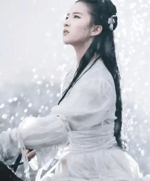 刘亦菲版小龙女雨中骑马戏为何被删剧照流出未满18请闭眼
