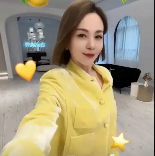 王琳浪姐5火了,金发粉衣活脱脱芭比本人,53岁风韵犹存
