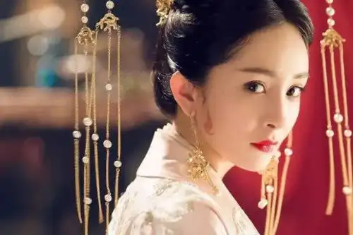 古装剧中的4个皇后造型,陈乔恩端庄,她却备受质疑
