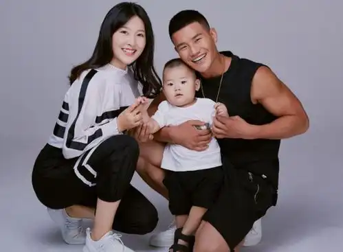 他凭借小兵张嘎成名,娶貌美如花娇妻,如今生活十分幸福