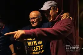 施隆多夫探班一步之遥赠姜文自用导演椅