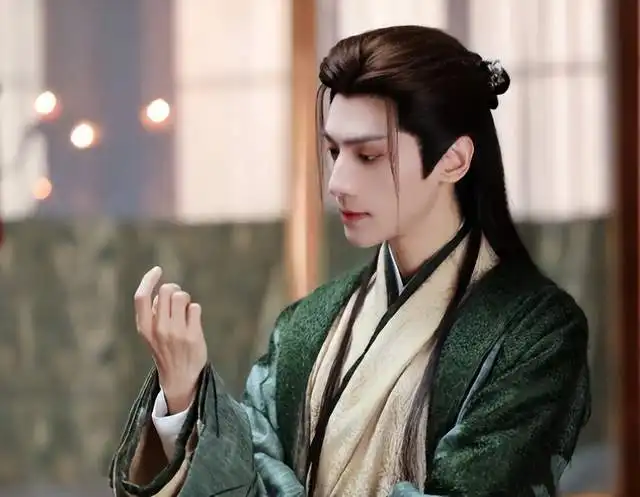 罗云熙家中环境被曝光,简陋狭小拥挤,木架支电视机,茶杯装榴莲
