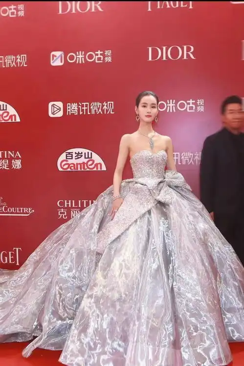 电影热汤定档平安夜李梦陈都灵亮相上影节闭幕式红毯