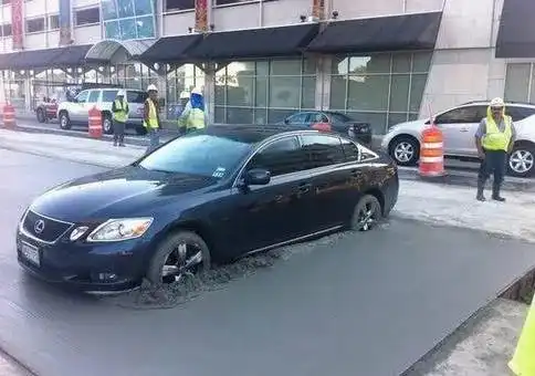 搞笑gif小哥过生日本来很高兴,但是看见生日礼物之后脸都变了