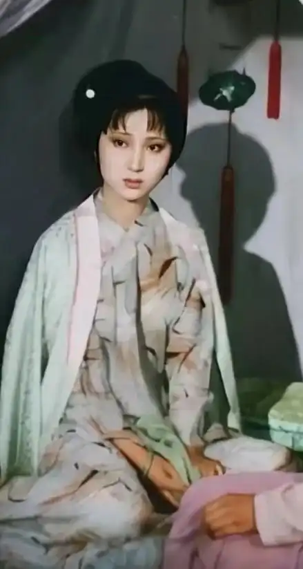 看到陈晓旭1987年香港宴会照,才知林黛玉的妆造,限制了她的美貌
