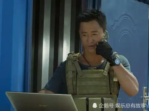 战狼2冷锋等人弹尽粮绝后,吴刚的一个小动作,瞬间让人泪目