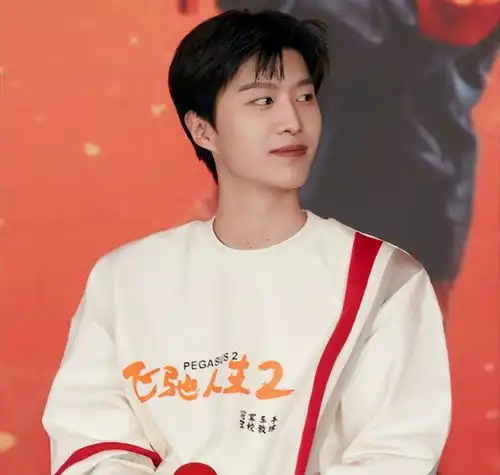 范丞丞年近70的父母现身飞驰人生2首映现场,果真是富贵养人