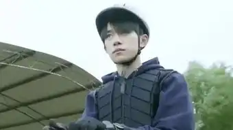 易烊千玺骑马照
