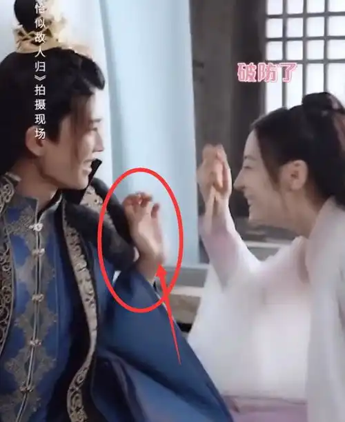 与君初相识片场聂欢跟组照顾任嘉伦,还托老公问热巴要签名