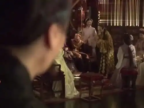 新红楼梦刘姥姥初见贾母,全家盯着她一个人看,看得不敢挪步了