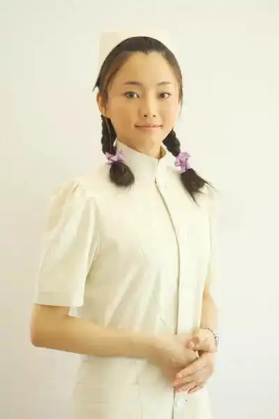 刘芊含温婉大方,优雅迷人