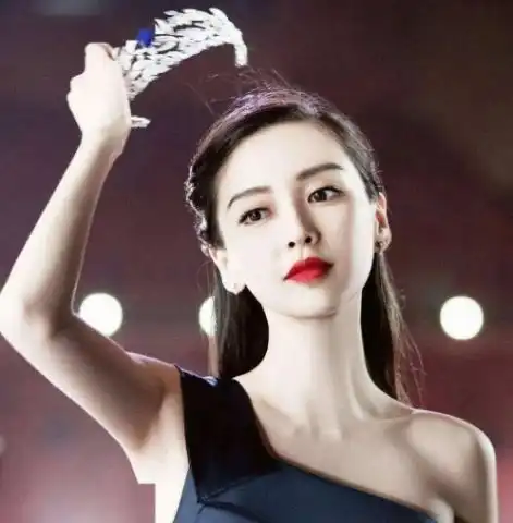 杨颖直播间照片曝光,穿抹胸长裙大秀性感小蛮腰,这简直就是皙姿颜的梦中情人
