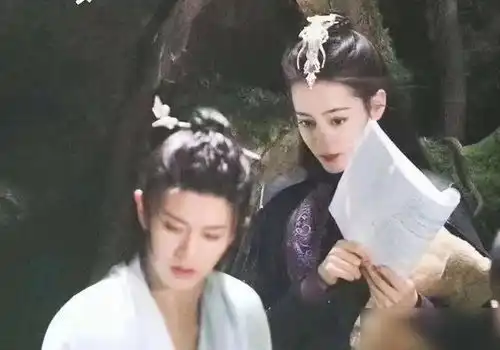 迪丽热巴新剧照曝光,搭档任嘉伦,一身黑衣十分飒
