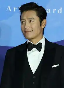 韩粉乐园hjzlg.com韩娱新闻李秉宪入围百想视帝阳光先生走红毯信心十足